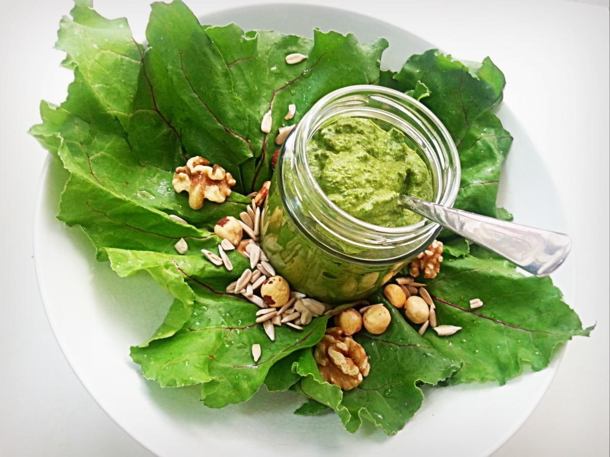 Crème de vert de betteraves façon pesto Crème de vert de betteraves façon pesto