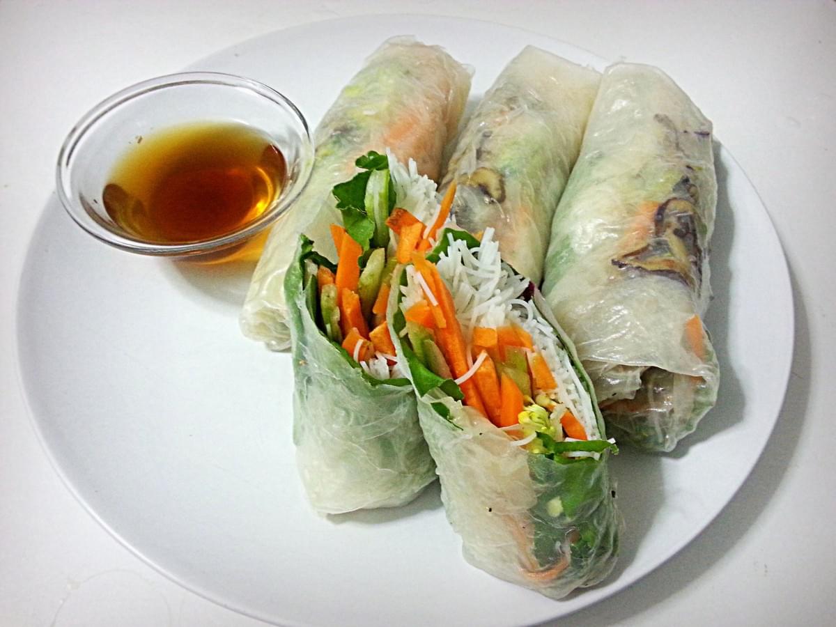 Rouleaux de printemps aux feuilles de blettes et shiitakes, sauce "nước châm" Rouleaux de printemps aux feuilles de blettes et shiitakes, sauce "nước châm"