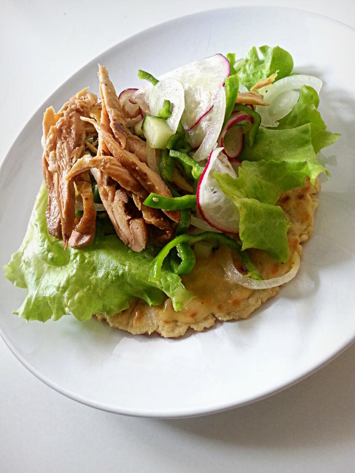 Taco de poulet rôti aux herbes et légumes croquants! Taco de poulet rôti aux herbes et légumes croquants!