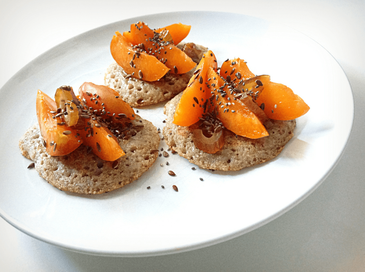 Mini galettes de sarrasin, abricot, date, caramel au gingembre avec des graines de lin et chia Mini galettes de sarrasin, abricot, date, caramel au gingembre avec des graines de lin et chia
