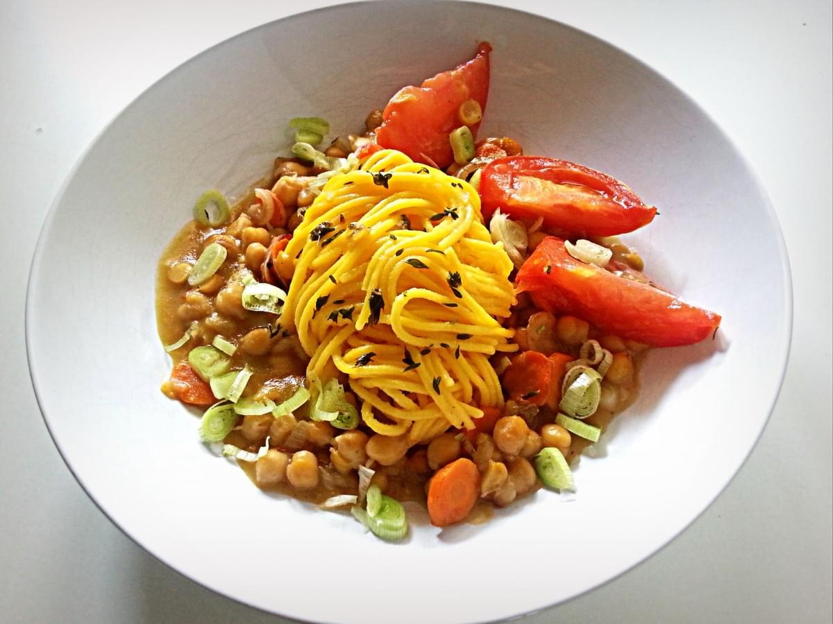 Spaghetti de maïs et ragoût de pois chiche au thym citron Spaghetti de maïs et ragoût de pois chiche au thym citron