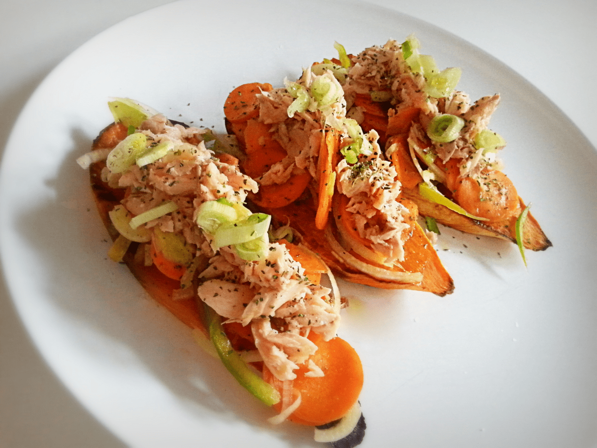 Toast de patate douce et légumes croquants aigre/doux avec émietté de truite saumonée à la menthe Toast de patate douce et légumes croquants aigre/doux avec émietté de truite saumonée à la menthe