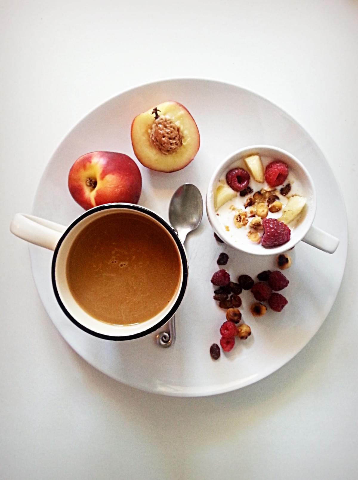 Café au lait de riz, kéfir de chèvre, pêche, framboise, raisins secs et noisettes torréfiées, sans sucre ni miel ajouté Café au lait de riz, kéfir de chèvre, pêche, framboise, raisins secs et noisettes torréfiées, sans sucre ni miel ajouté