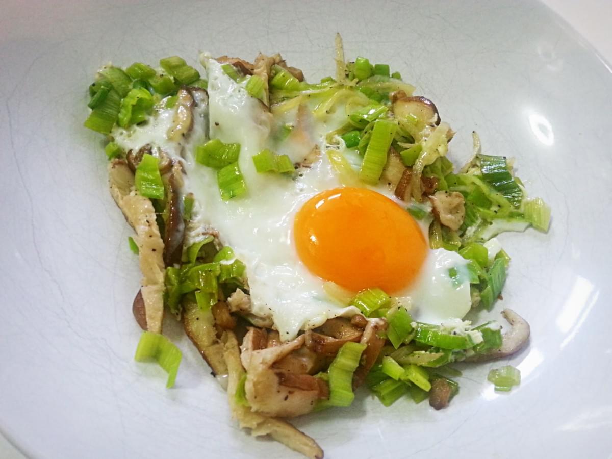 Oeuf aux verts de poireaux et shiitakes Oeuf aux verts de poireaux et shiitakes