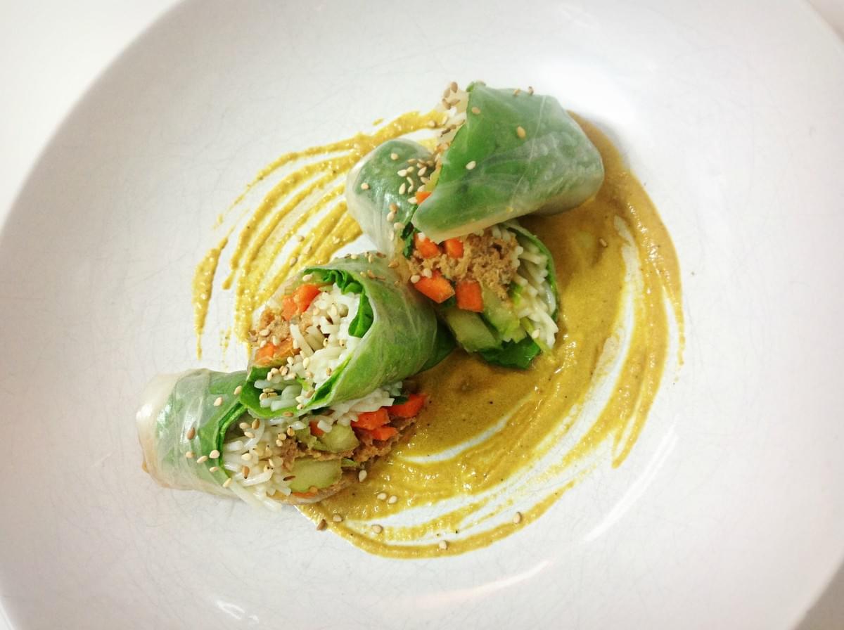 Rouleaux de printemps aux feuilles de blettes, thon au citron-gingembre et légumes croquants sur une sauce végétale Rouleaux de printemps aux feuilles de blettes, thon au citron-gingembre et légumes croquants sur une sauce végétale