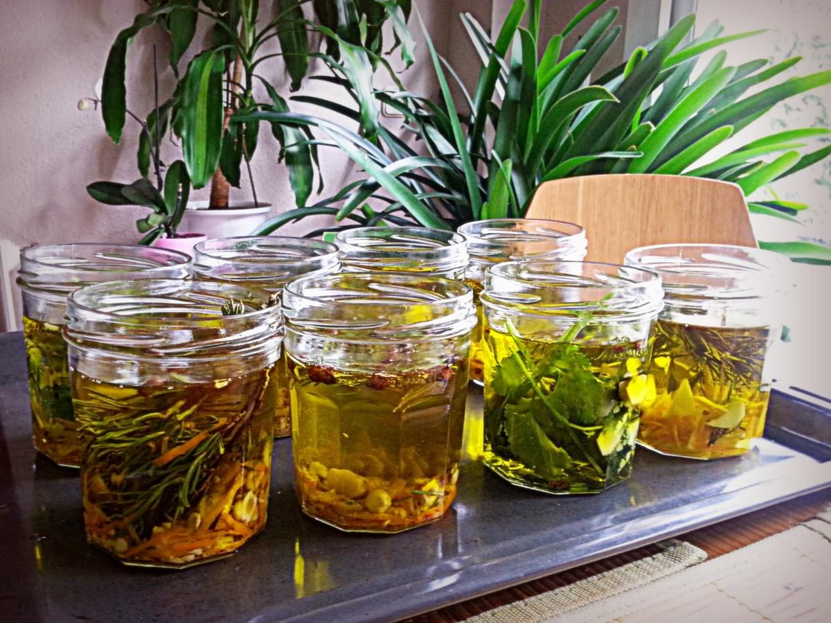 "Chacune a préparer son huile aromatisée selon son goût, en associant différents épices, fruits ou herbes aromatiques!" "Chacune a préparer son huile aromatisée selon son goût, en associant différents épices, fruits ou herbes aromatiques!"