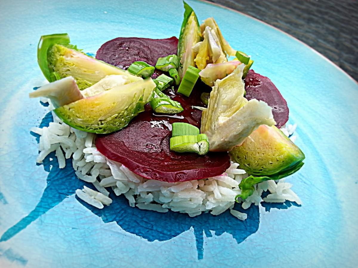 Salade de riz aux légumes verts croquants, carpaccio de betterave, agrémentée d'huile aromatisée aux noisettes, orange et romarin. Salade de riz aux légumes verts croquants, carpaccio de betterave, agrémentée d'huile aromatisée aux noisettes, orange et romarin.