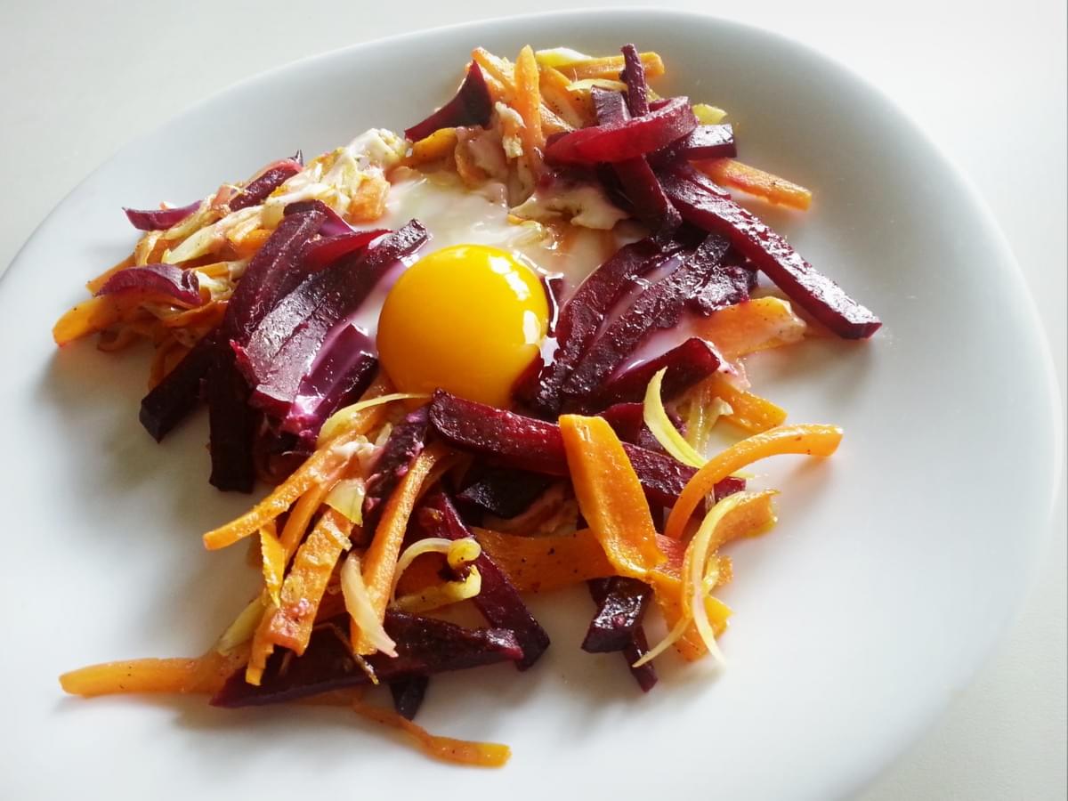 Oeuf à la betterave, carottes jaunes et roses, à la menthe. Oeuf à la betterave, carottes jaunes et roses, à la menthe.
