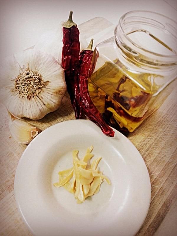 Ail confit à l'huile d'olive. Ail confit à l'huile d'olive.