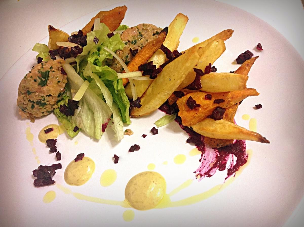 Tartare de saumon fumé, pesto de betterave à l'orange, patates rôties et salade à la vinaigrette d'artichaut Tartare de saumon fumé, pesto de betterave à l'orange, patates rôties et salade à la vinaigrette d'artichaut