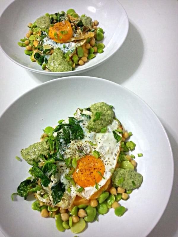 Oeuf au vert, pesto de fane de carottes, purée de patates douce Oeuf au vert, pesto de fane de carottes, purée de patates douce