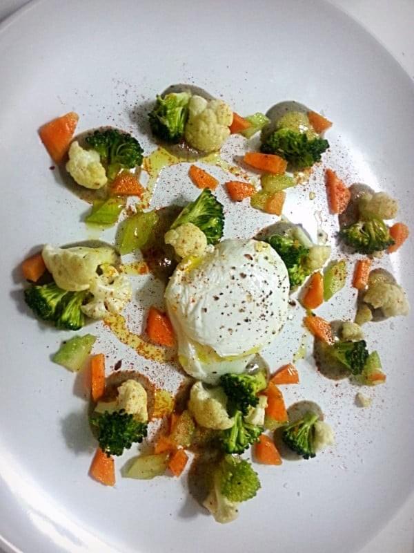 Oeuf poché, légumes croquants sur crème de lentille citronnée Oeuf poché, légumes croquants sur crème de lentille citronnée