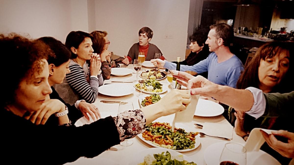 Lorsque nous eûmes terminé la confection des différents plats, ce fut le temps du dressage, véritable instant d'excitation des papilles avant de nous asseoir par la suite autour d'une grande table, accompagnés, d'un bon verre de vin. Lorsque nous eûmes terminé la confection des différents plats, ce fut le temps du dressage, véritable instant d'excitation des papilles avant de nous asseoir par la suite autour d'une grande table, accompagnés, d'un bon verre de vin.