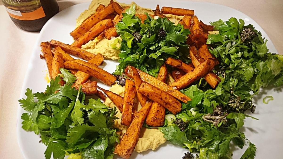 Patate douce rôtie au sésame, houmous et salade d'herbes fraîches Patate douce rôtie au sésame, houmous et salade d'herbes fraîches