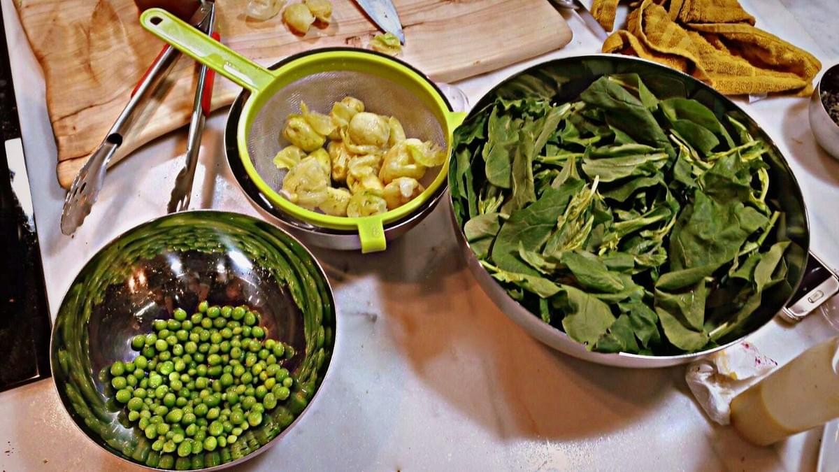 Petits pois et choux de Bruxelles et pousses d'épinards Petits pois et choux de Bruxelles et pousses d'épinards