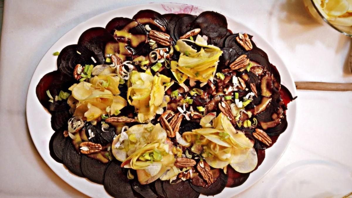 Carpaccio de betterave, pommes acidulées et noix de Pécan torréfiées Carpaccio de betterave, pommes acidulées et noix de Pécan torréfiées
