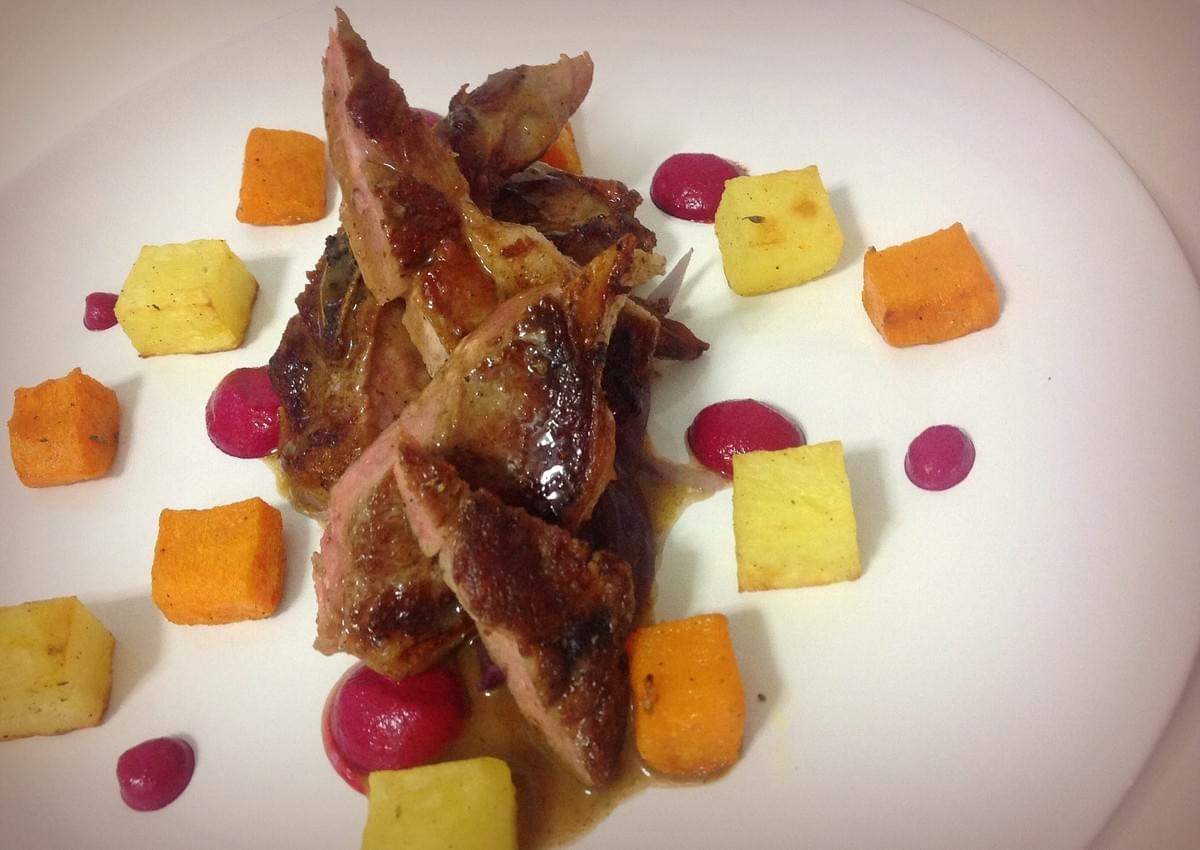 Côte d'agneau et son jus au vinaigre de Xérès, crème de betterave citronnée, pomme de terre et courge au romarin. Côte d'agneau et son jus au vinaigre de Xérès, crème de betterave citronnée, pomme de terre et courge au romarin.