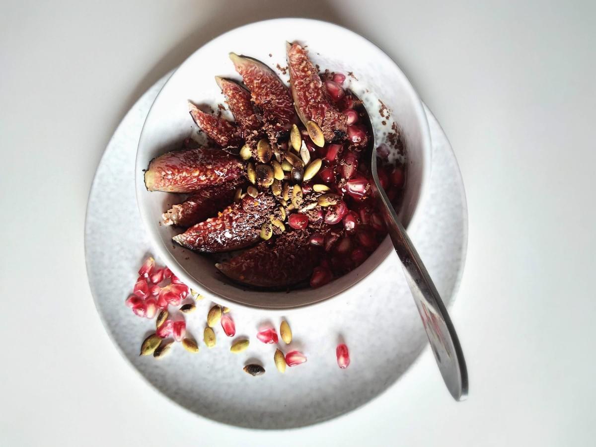 Pudding chia au curcuma, figues, grenade et graines torréfiées Pudding chia au curcuma, figues, grenade et graines torréfiées