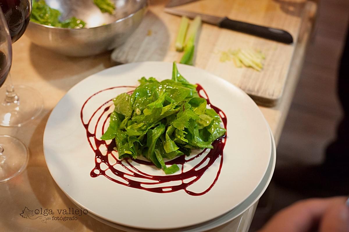 Salade d'épinards au roquefort, poires au vin rouge épicé et sirop, betteraves citronnées et amandes torréfiées. Salade d'épinards au roquefort, poires au vin rouge épicé et sirop, betteraves citronnées et amandes torréfiées.