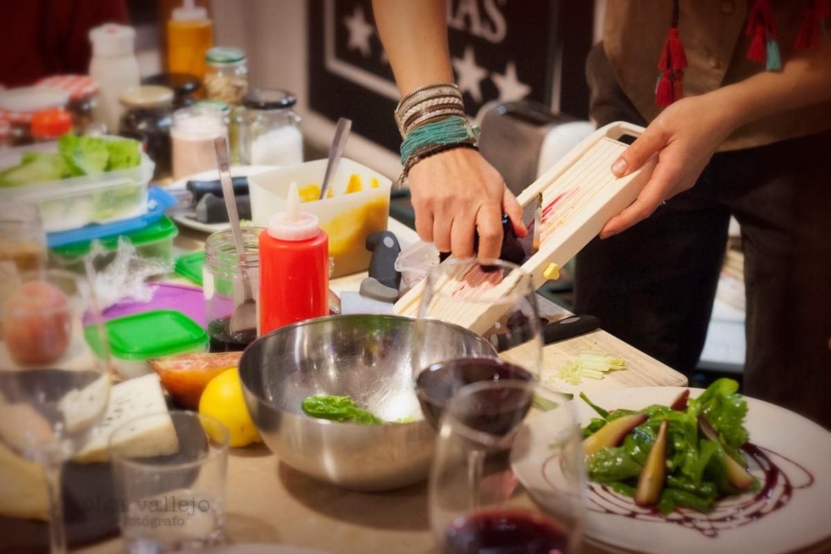 Salade d'épinards au roquefort, poires au vin rouge épicé et sirop, betteraves citronnées et amandes torréfiées. Salade d'épinards au roquefort, poires au vin rouge épicé et sirop, betteraves citronnées et amandes torréfiées.