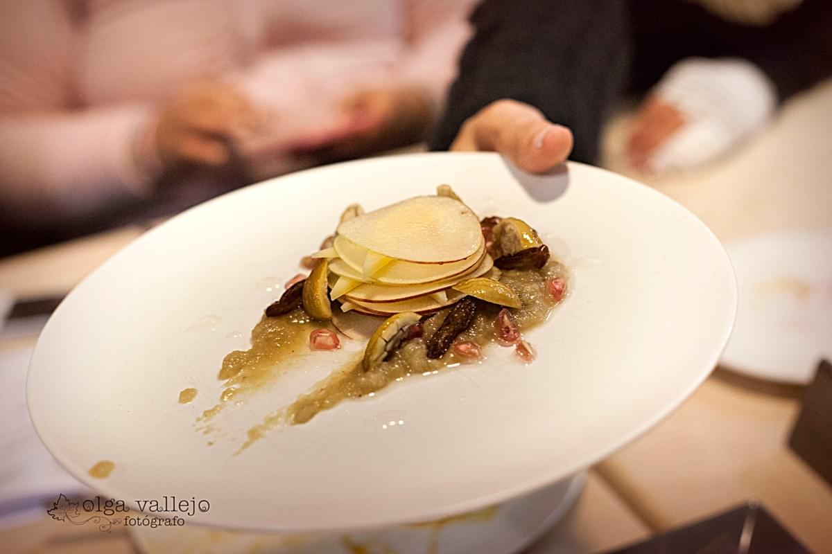 Comté en mille-feuilles de pommes, compote, châtaignes au sirop basilic-cannelle, dates et grenade. Comté en mille-feuilles de pommes, compote, châtaignes au sirop basilic-cannelle, dates et grenade.