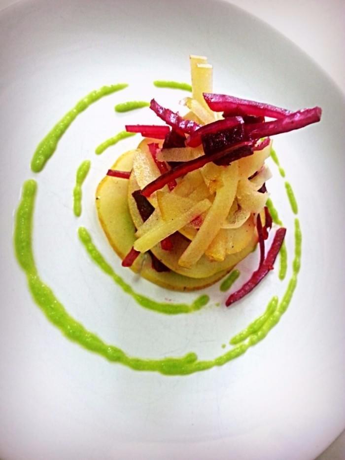 Salade de betterave aux oignons rouges, pommes et zestes d'agrumes et crème de petit-pois Salade de betterave aux oignons rouges, pommes et zestes d'agrumes et crème de petit-pois