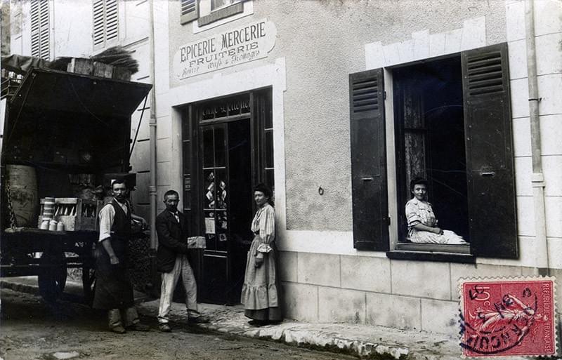 Émile (à gauche), Louise et Émilienne, 18 ans au 7, rue de Culoisel qui devient la rue de Mantes (peu après 1906), puis l’actuelle rue Paul Doumer (autour de 1934). Aux nos 5-7 se trouve de nos jours la bibliothèque municipale de Vernouillet. Émile (à gauche), Louise et Émilienne, 18 ans au 7, rue de Culoisel qui devient la rue de Mantes (peu après 1906), puis l’actuelle rue Paul Doumer (autour de 1934). Aux nos 5-7 se trouve de nos jours la bibliothèque municipale de Vernouillet.
