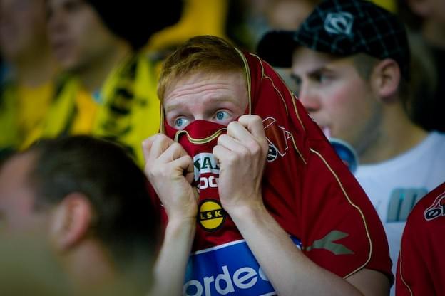 Supporter i velkjent høstpositur på Åråsen Supporter i velkjent høstpositur på Åråsen