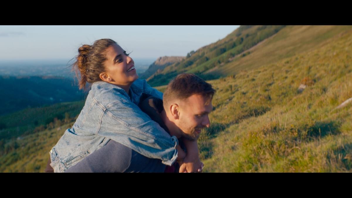 Inès Reg et Kevin Debonne sur le tournage du film Je te veux moi non plus Crédits image : Amazon Prime Video Inès Reg et Kevin Debonne sur le tournage du film Je te veux moi non plus Crédits image : Amazon Prime Video