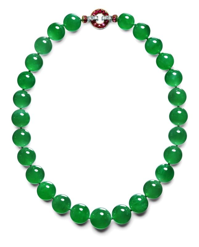Collier - Cartier Paris, commande de 1934 - Vingt-sept boules de jadéite /Barbara Hutton© Cartier Collier - Cartier Paris, commande de 1934 - Vingt-sept boules de jadéite /Barbara Hutton© Cartier