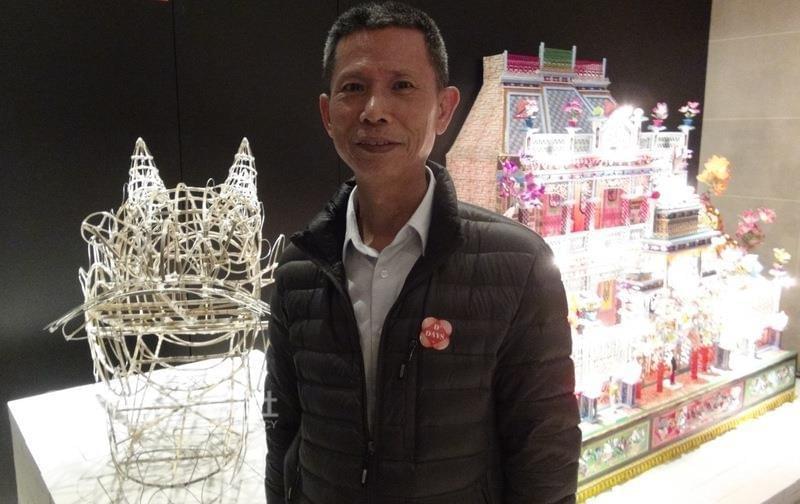 台灣紙紮傳統沒落,工藝也漸漸佚失。法國的策展人發 現這門被忽視的藝術,邀台灣「新興糊紙店」師傅張徐 沛帶著他的作品到巴黎展出。 中央社記者曾依璇巴黎攝 105年6月1日 台灣紙紮傳統沒落,工藝也漸漸佚失。法國的策展人發 現這門被忽視的藝術,邀台灣「新興糊紙店」師傅張徐 沛帶著他的作品到巴黎展出。 中央社記者曾依璇巴黎攝 105年6月1日