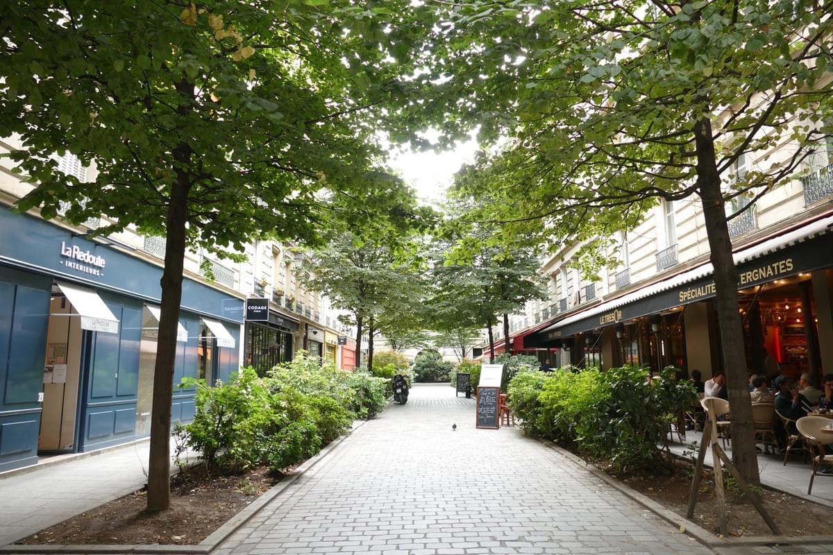 从酒店出来,走两分钟即到 从酒店出来,走两分钟即到