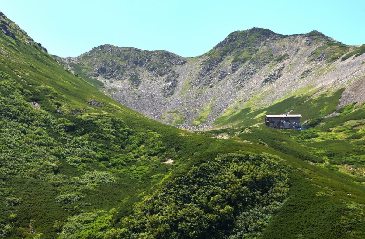 仙丈ヶ岳をバックに仙丈小屋を撮影。 仙丈ヶ岳をバックに仙丈小屋を撮影。