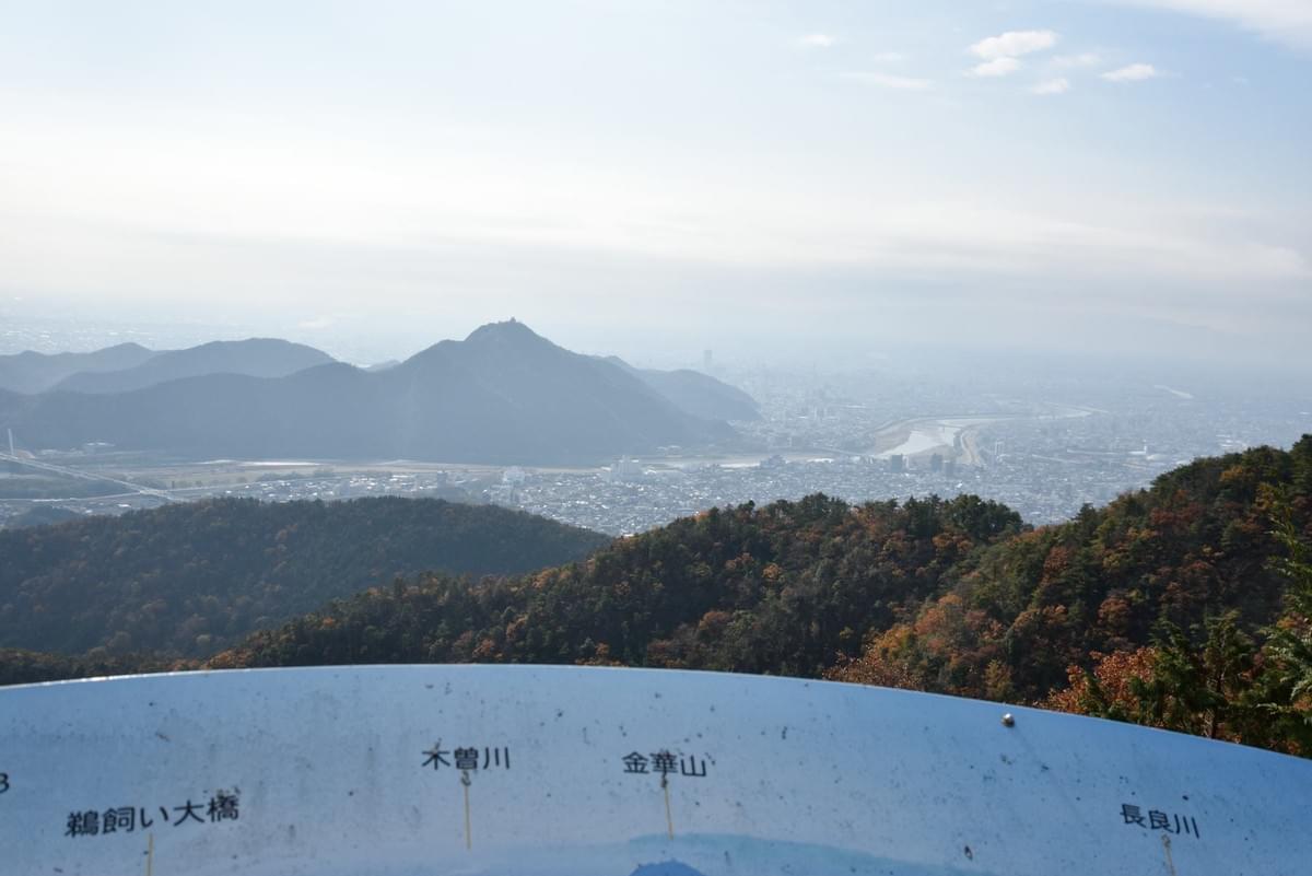 百々ヶ峰山頂からの眺め。金華山が見えます。 百々ヶ峰山頂からの眺め。金華山が見えます。
