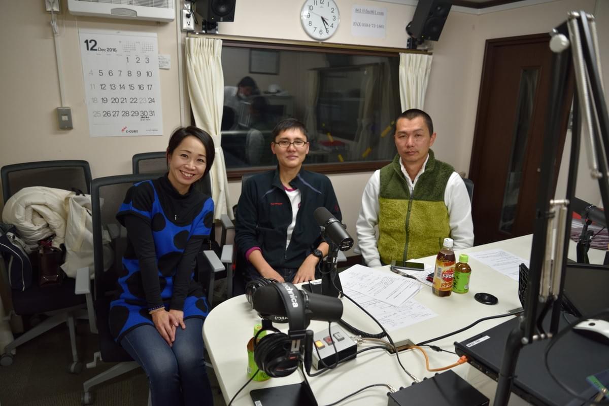 いなべFMにて、フリーペーパーPO!の蟹江さん(右)、北村(中)、ナビゲーターの小野由紀子さん いなべFMにて、フリーペーパーPO!の蟹江さん(右)、北村(中)、ナビゲーターの小野由紀子さん