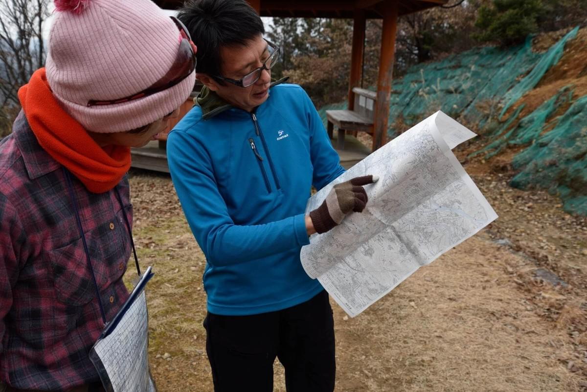 百々ヶ峰での地図読みの様子 百々ヶ峰での地図読みの様子