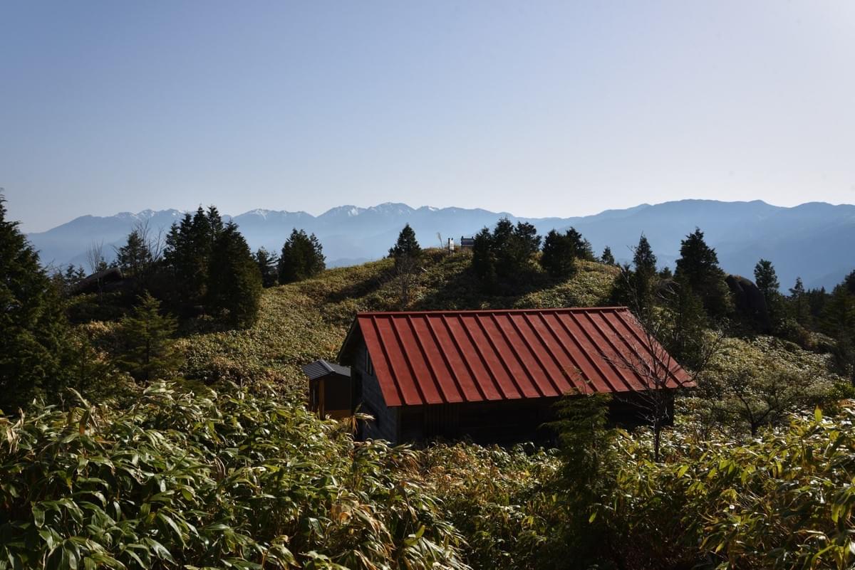 赤い屋根は避難小屋 赤い屋根は避難小屋