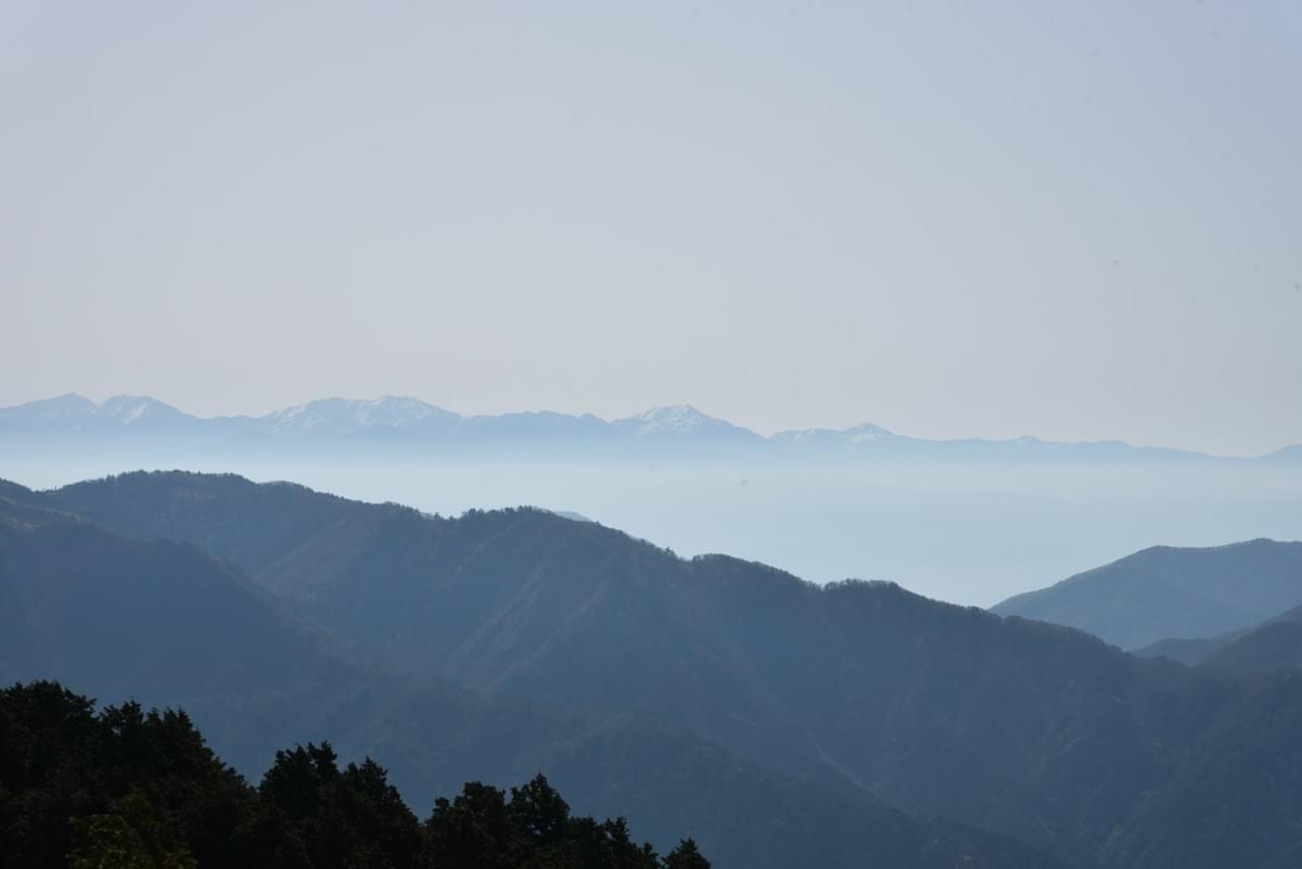 下山途中の摩利支天から、南アルプスの眺め 下山途中の摩利支天から、南アルプスの眺め