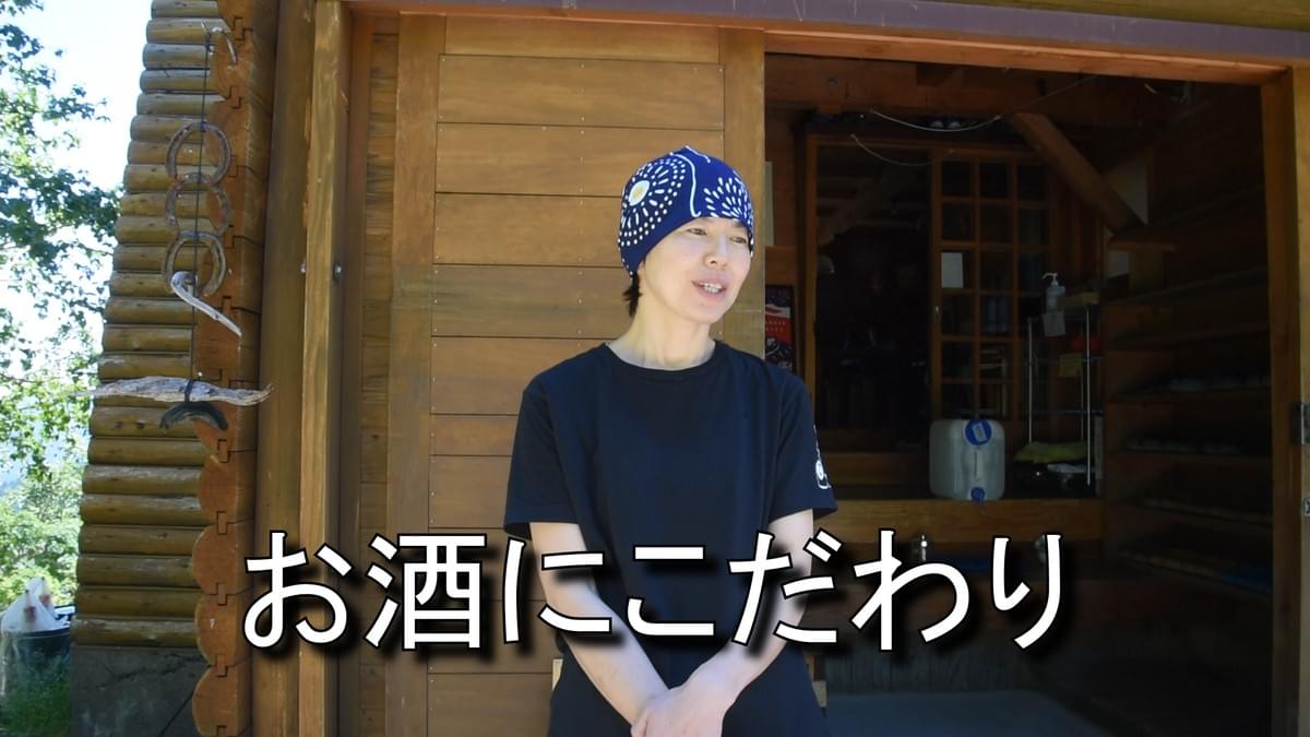 馬の背ヒュッテ管理人の斎藤しのぶさん。馬の背ヒュッテはお酒にこだわりがあります。 馬の背ヒュッテ管理人の斎藤しのぶさん。馬の背ヒュッテはお酒にこだわりがあります。