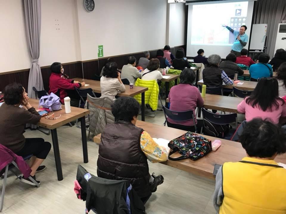 熟齡長者手機教學活動現場照片20180108 熟齡長者手機教學活動現場照片20180108