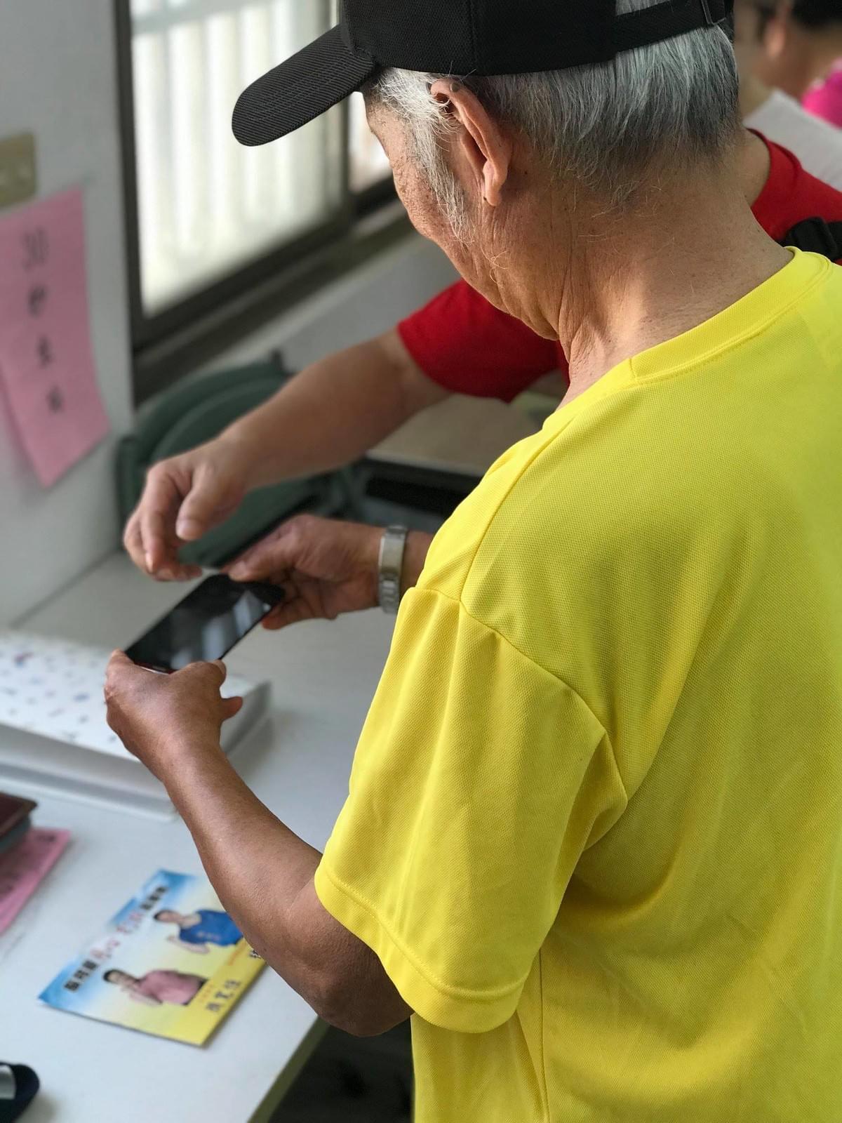 智樂活銀髮熟齡長者手機教學活動現場照片20180627 智樂活銀髮熟齡長者手機教學活動現場照片20180627