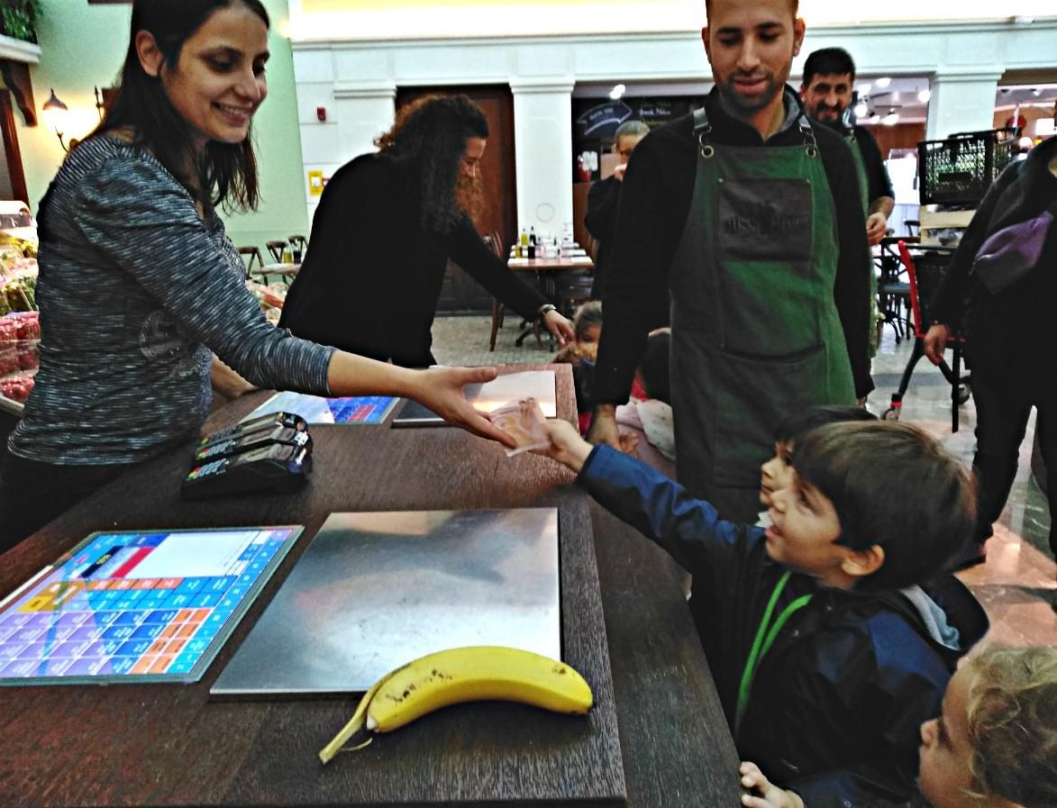 Dans le cadre d'une sortie pédagogique, un élève de Très petite section règle sa commande à la caisse après la pesé des produits. Dans le cadre d'une sortie pédagogique, un élève de Très petite section règle sa commande à la caisse après la pesé des produits.