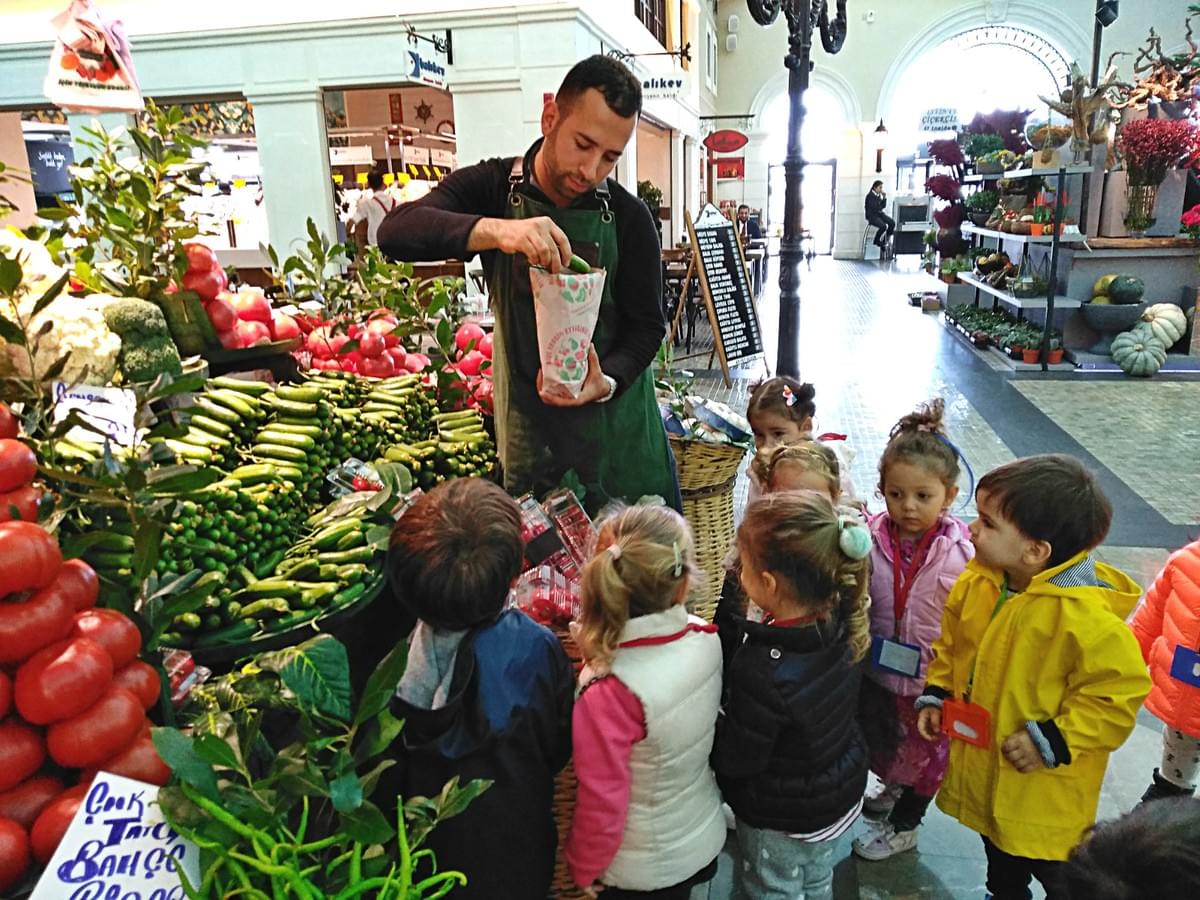 Les élèves de TPS de l'école Petit Génie participent à la séléction de comcombres et de tomates pour préparer une salade Les élèves de TPS de l'école Petit Génie participent à la séléction de comcombres et de tomates pour préparer une salade