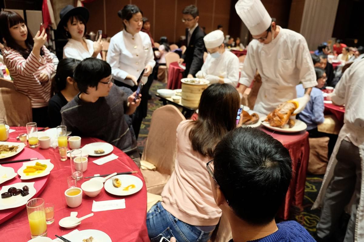 大家搶拍師傅片鴨~師傅不慌不忙果然厲害 大家搶拍師傅片鴨~師傅不慌不忙果然厲害