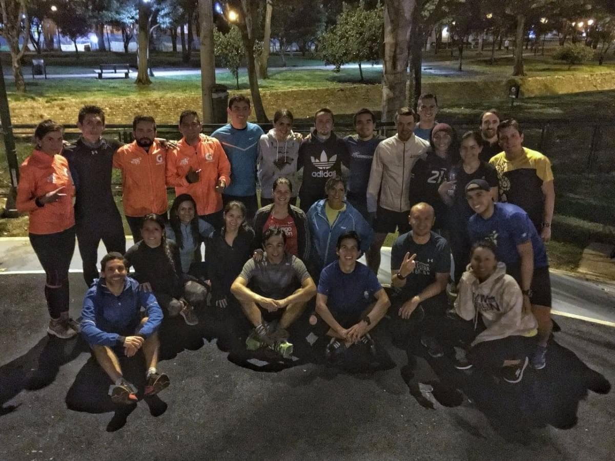 A large group of runners from the 21Korredores training group pose for a photo at Parque el Virrey, Bogotá A large group of runners from the 21Korredores training group pose for a photo at Parque el Virrey, Bogotá