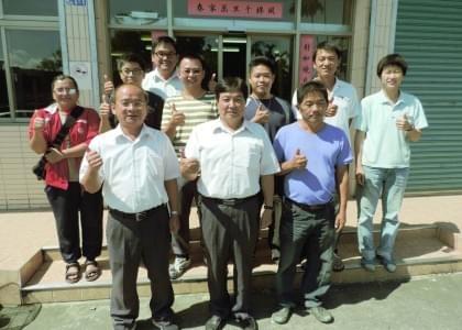 圖:大豆產銷班年輕化、高學歷化,光豐農會總幹事林清水(前排中)表示,讓台灣農業看到希望。二排左三、左四為王彥宗、林奐慶。(記者黃聰明/攝) 圖:大豆產銷班年輕化、高學歷化,光豐農會總幹事林清水(前排中)表示,讓台灣農業看到希望。二排左三、左四為王彥宗、林奐慶。(記者黃聰明/攝)