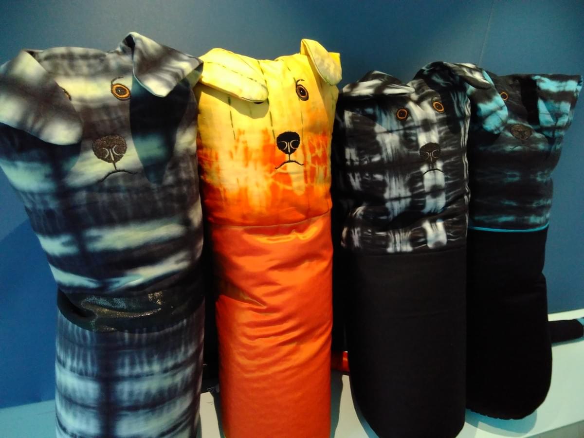 Die Shibori Hundes habe eine speziell strake Energie, sie sind von Hand gefärbt und mit prall mit Bio-Dinkelspreu und Liebe gefüllt! Die Shibori Hundes habe eine speziell strake Energie, sie sind von Hand gefärbt und mit prall mit Bio-Dinkelspreu und Liebe gefüllt!