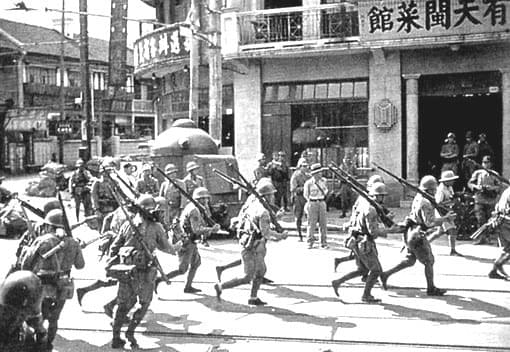 Picture source:Wikipedia; Japanese soldiers in Shanghai, 1937 Picture source:Wikipedia; Japanese soldiers in Shanghai, 1937