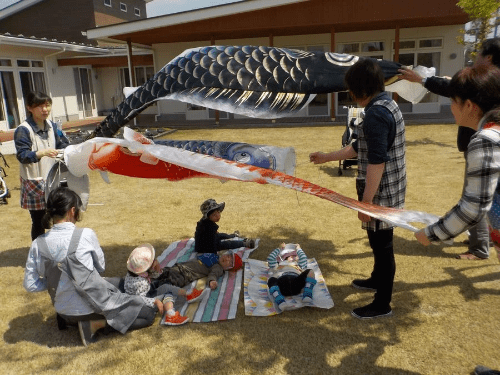 鯉のぼりで遊ぶ様子 鯉のぼりで遊ぶ様子