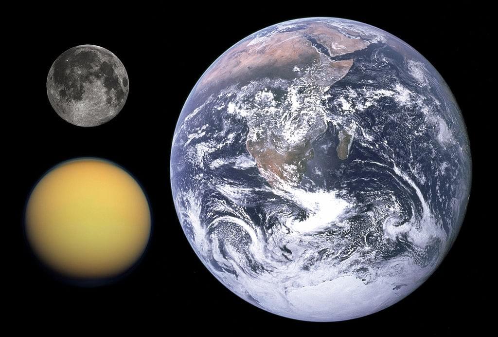 La Terre, notre Lune et Titan juxtaposée, à l'échelle La Terre, notre Lune et Titan juxtaposée, à l'échelle